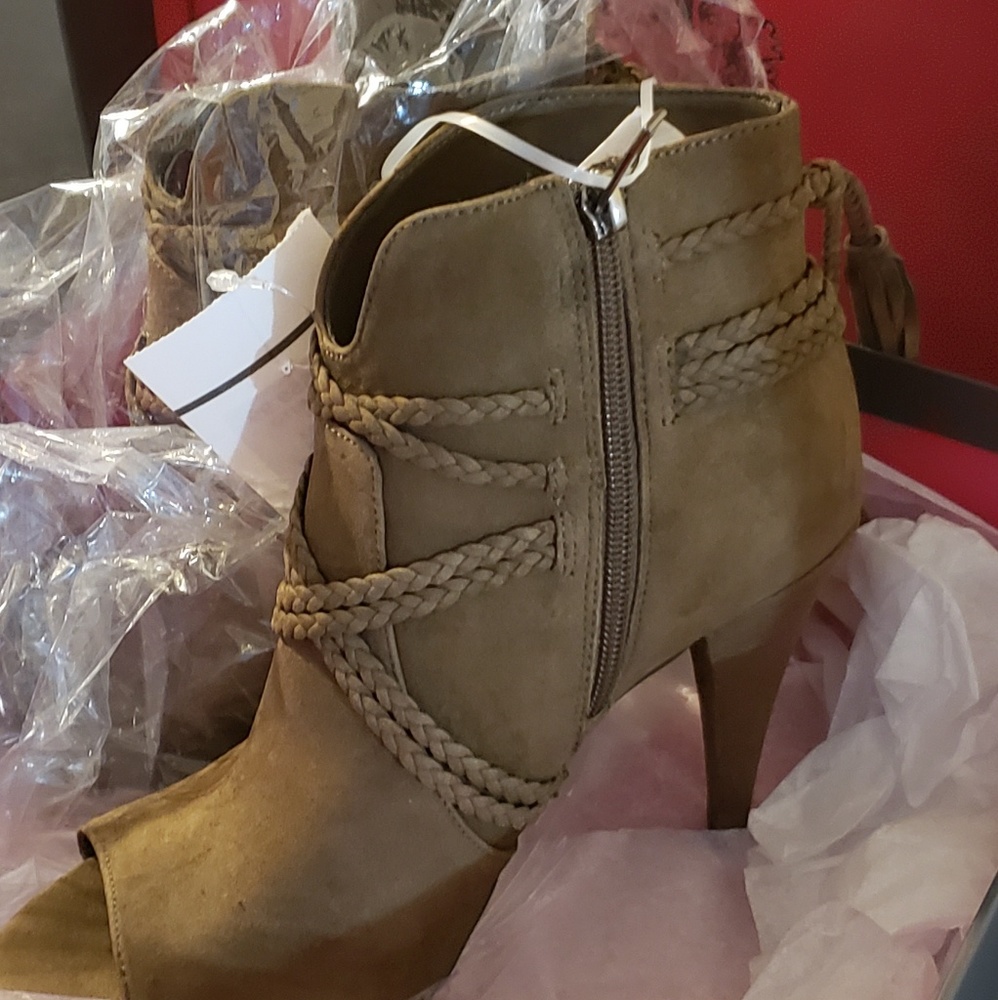 💋BRAND NEW * Vince Camuto booties